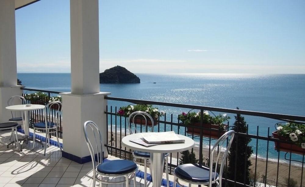Western Acqua Novella Hotel